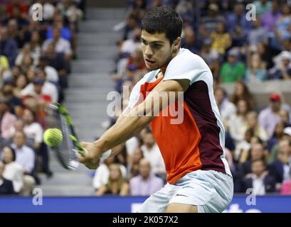 Flushing Meadow, États-Unis. 09th septembre 2022. Carlos Alcaraz, d'Espagne, revient à Frances Tiafoe dans les demi-finales hommes des Championnats américains de tennis 2022 au stade Arthur Ashe au centre national de tennis Billy Jean King de New York, vendredi, à 9 septembre 2022. Photo de John Angelillo/UPI. Crédit : UPI/Alay Live News Banque D'Images