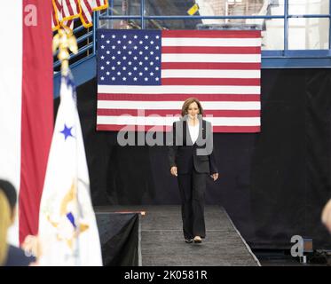 Houston, Texas, États-Unis. 9th septembre 2022. Le vice-président américain KAMALA HARRIS entre dans la salle pour parler au personnel de la National Aeronautics and Space Administration (NASA) et préside une nouvelle réunion du Conseil spatial national au laboratoire de simulation de la NASA au sud de Houston le 9 septembre 2022. (Image de crédit : © Bob Daemmrich/ZUMA Press Wire) Banque D'Images