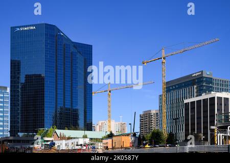 Bellevue, WA, Etats-Unis - 08 septembre 2022 ; grues en construction dans le centre-ville de Bellevue avec des élévations de Symetra et Salesforce Banque D'Images