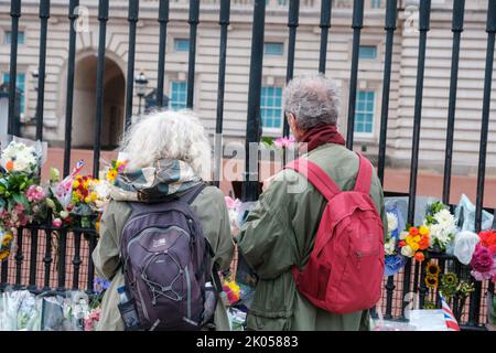 Les membres du public continuent de déposer des fleurs et des messages pour la reine Elizabeth II, après son décès hier soir Banque D'Images