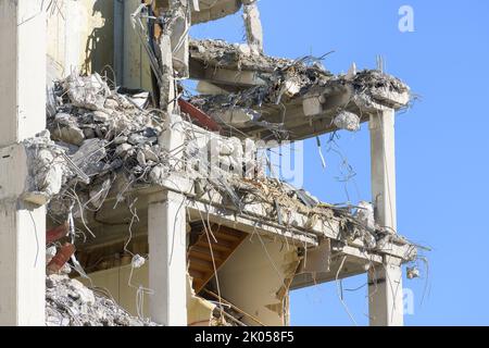 Gros plan structure de construction en béton armé partiellement démolie contre un ciel bleu Banque D'Images