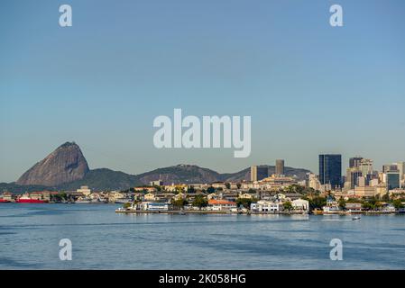 Rio de janeiro Brésil. Centre-ville vu depuis le pont Rio-Niteroi le matin ensoleillé sur 1 septembre 2022. Banque D'Images