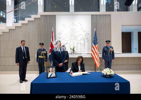 Washington DC, États-Unis. 9th septembre 2022. LE vice-président AMÉRICAIN Kamala Harris signe un livre de condoléances pour rendre hommage à sa Majesté la reine Elizabeth II, décédée le 08 septembre, à l'ambassade britannique à Washington, DC, Etats-Unis, le 09 septembre 2022. La reine de 96 ans était le plus long monarque de l'histoire britannique. Credit: Abaca Press/Alay Live News Banque D'Images