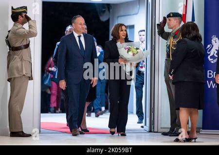 Washington DC, États-Unis. 9th septembre 2022. LE vice-président AMÉRICAIN Kamala Harris (C-R), ainsi que le deuxième monsieur Doug Emhoff (C-L), se préparent à signer un livre de condoléances pour rendre hommage à sa Majesté la reine Elizabeth II, décédée le 08 septembre, à l'ambassade britannique à Washington, DC, USA, le 09 septembre 2022. La reine de 96 ans était le plus long monarque de l'histoire britannique. Credit: Abaca Press/Alay Live News Banque D'Images