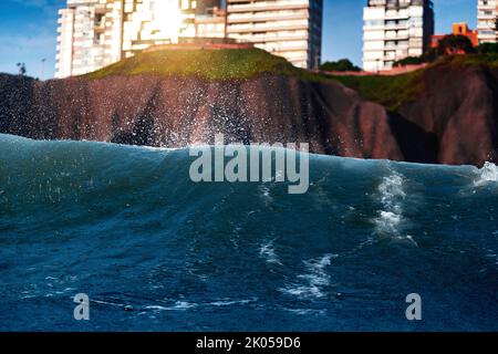 Falaise avec bâtiments Malecon de Miraflores vue de la mer avec des vagues par une journée ensoleillée Banque D'Images