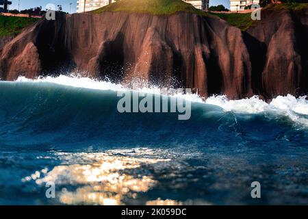 Falaise avec bâtiments Malecon de Miraflores vue de la mer avec des vagues par une journée ensoleillée Banque D'Images