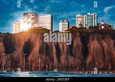 Falaise avec bâtiments Malecon de Miraflores vue de la mer avec des vagues par une journée ensoleillée Banque D'Images