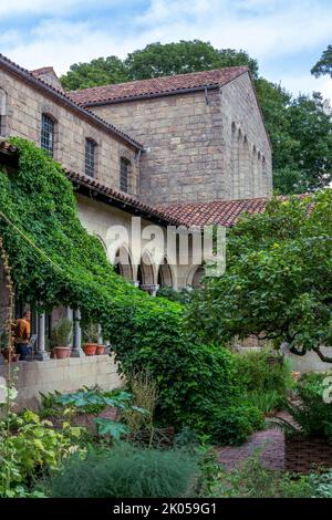 New York, NY - USA - 4 septembre 2022 vue verticale de l'arcade en forme de L du Bonnefont Cloister et du jardin, qui fait partie des Cloisters, un musée de l'UE Banque D'Images