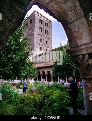 New York, NY - USA - 4 septembre 2022 vue verticale des jardins du cloître Cuxa, qui fait partie du met Cloisters, un musée d'art médiéval européen et Banque D'Images
