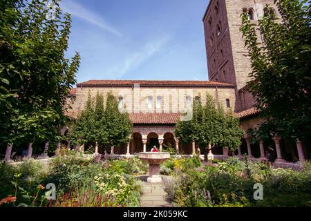 New York, NY - USA - 4 septembre 2022 vue sur le paysage des jardins du cloître Cuxa, qui fait partie du met Cloisters, un musée d'art médiéval européen et Banque D'Images