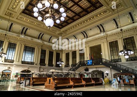 Hoboken, NJ - USA - 3 septembre 2022 : vue sur le paysage de l'intérieur du terminal historique de Hoboken. Construit en 1907, c'est un important centre de transit, connecti Banque D'Images