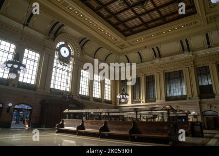 Hoboken, NJ - USA - 3 septembre 2022 : vue sur le paysage de l'intérieur du terminal historique de Hoboken. Construit en 1907, c'est un important centre de transit, connecti Banque D'Images