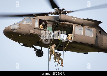 Les soldats de l'armée américaine effectuent des opérations de rappel à partir d'un UH-60 Black Hawk dans le cadre du cours d'assaut aérien Camp Dodge à Johnston, Iowa, le 8 septembre 2022. Plus de 200 soldats et aviateurs ont participé à un cours d'assaut aérien de l'armée américaine de 12 jours qui s'est tenu au Camp Dodge, qui forme les membres du service dans les opérations de chargement de harnais et de mise à l'eau, ainsi que dans le cadre d'un test de GRIT. (É.-U. Photo de la Garde nationale de l'armée par le sergent d'état-major. Samantha Hircock) Banque D'Images