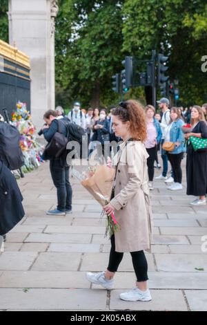 Les membres du public continuent de déposer des fleurs et des messages pour la reine Elizabeth II, après son décès hier soir Banque D'Images