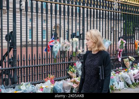 Les membres du public continuent de déposer des fleurs et des messages pour la reine Elizabeth II, après son décès hier soir Banque D'Images