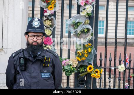 Les membres du public continuent de déposer des fleurs et des messages pour la reine Elizabeth II, après son décès hier soir Banque D'Images