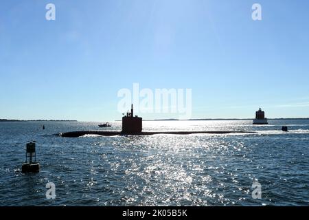 220902-N-GR655-0073 GROTON, Connecticut (2 septembre 2022) – l'USS San Juan (SSN 751) passe devant le phare de Ledge de New London alors que le navire retourne des opérations de routine à la base sous-marine navale de New London à Groton, Connecticut, le 2 septembre. Le sous-marin d'attaque rapide de classe Los Angeles USS San Juan et son équipage opèrent sous le commandement de l'escadron sous-marin (SUBRON) DOUZE et sa mission principale est de fournir des sous-marins d'attaque prêts, désireux et capables de relever les défis uniques des combats sous-marins et des opérations déployées dans des environnements impardonnables à travers le monde. (É.-U. Photo de la Marine par le maître en chef J Banque D'Images