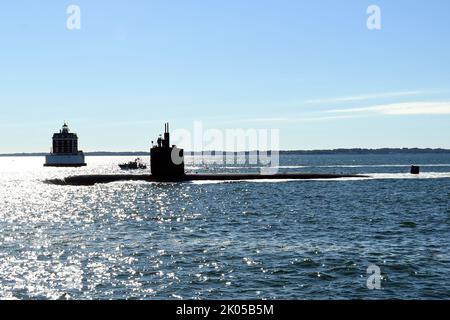 220902-N-GR655-0036 GROTON, Connecticut (2 septembre 2022) – l'USS San Juan (SSN 751) passe devant le phare de Ledge de New London alors que le navire retourne des opérations de routine à la base sous-marine navale de New London à Groton, Connecticut, le 2 septembre. Le sous-marin d'attaque rapide de classe Los Angeles USS San Juan et son équipage opèrent sous le commandement de l'escadron sous-marin (SUBRON) DOUZE et sa mission principale est de fournir des sous-marins d'attaque prêts, désireux et capables de relever les défis uniques des combats sous-marins et des opérations déployées dans des environnements impardonnables à travers le monde. (É.-U. Photo de la Marine par le maître en chef J Banque D'Images