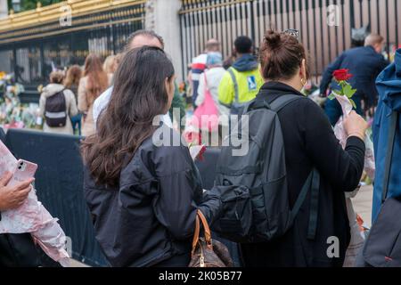 Les membres du public continuent de déposer des fleurs et des messages pour la reine Elizabeth II, après son décès hier soir Banque D'Images