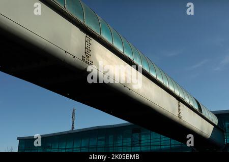 Tunnel à l'extérieur de la route. Tuyau pour piétons. Infrastructure au centre de transport. Détails de la route dans la ville. Architecture de transport. Banque D'Images