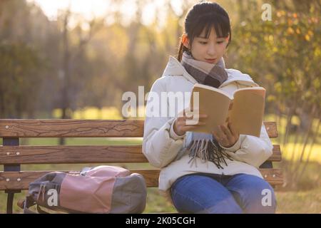 Bonne lecture d'un étudiant chinois sur le campus Banque D'Images