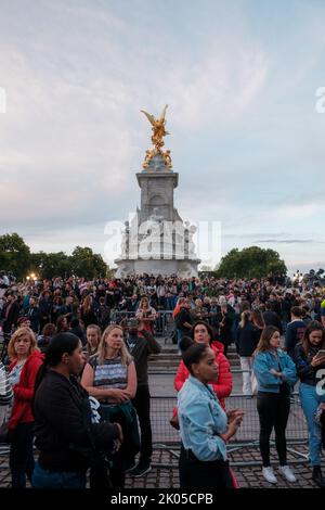 Les membres du public continuent de déposer des fleurs et des messages pour la reine Elizabeth II, après son décès hier soir Banque D'Images