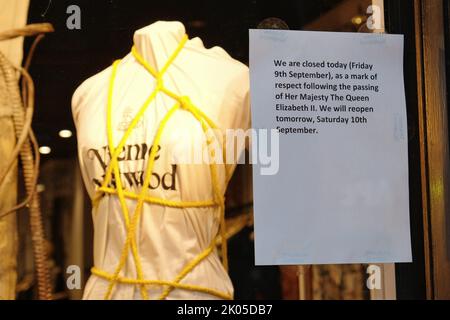 Londres, Royaume-Uni. 9th septembre 2022. Les entreprises rendent hommage à sa Majesté la Reine le premier jour de deuil officiel en offrant leurs condoléances et en fermant le magasin pour une journée ou plus. La Reine était le monarque le plus longtemps en service, avec son règne qui dure 70 ans. Crédit : onzième heure Photographie/Alamy Live News Banque D'Images