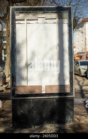 Panneau d'affichage cassé dans la rue. Espace publicitaire cassé. Boxe légère en ville. Vandalisme contre la structure. Banque D'Images