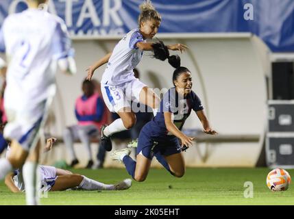 Paris, France. 9th septembre 2022. Sakina Karchaoui (R) de Paris Saint-Germain participe à un match de football féminin de la Ligue française 1 entre Paris Saint-Germain (PSG) et ASJ Soyaux Charente au Parc des Princes Stadium de Paris, France, le 9 septembre 2022. Credit: Gao Jing/Xinhua/Alamy Live News Banque D'Images