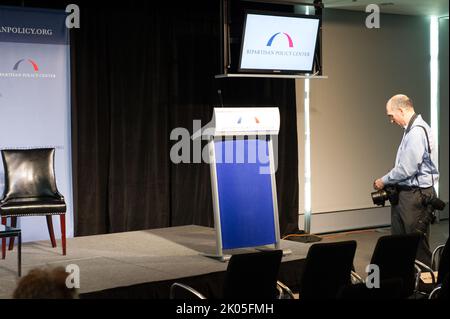 Conférence de presse marquant la publication par la Commission du logement du Centre politique bipartisan de recommandations sur la réforme du système de financement du logement de la nation (« l'avenir de l'Amérique du logement : de nouvelles orientations pour la politique nationale »), avec les dirigeants de la Commission-- L'ancien secrétaire du HUD et ancien sénateur de Floride Mel Martinez, l'ancien secrétaire du HUD Henry Cisneros, l'ancien sénateur du Maine George Mitchell et l'ancien sénateur du Missouri Christopher 'Kit' Bond, parmi les dignitaires présents au Newseum, Washington, D.C. Banque D'Images