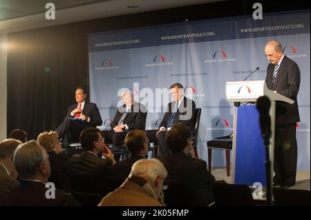 Conférence de presse marquant la publication par la Commission du logement du Centre politique bipartisan de recommandations sur la réforme du système de financement du logement de la nation (« l'avenir de l'Amérique du logement : de nouvelles orientations pour la politique nationale »), avec les dirigeants de la Commission-- L'ancien secrétaire du HUD et ancien sénateur de Floride Mel Martinez, l'ancien secrétaire du HUD Henry Cisneros, l'ancien sénateur du Maine George Mitchell et l'ancien sénateur du Missouri Christopher 'Kit' Bond, parmi les dignitaires présents au Newseum, Washington, D.C. Banque D'Images