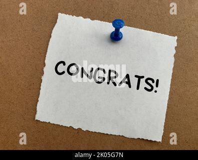 Texte sur bloc-notes blanc avec arrière-plan en bois. Concept d'appréciation. Banque D'Images