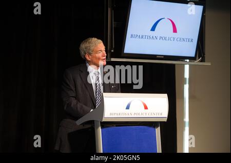 Conférence de presse marquant la publication par la Commission du logement du Centre politique bipartisan de recommandations sur la réforme du système de financement du logement de la nation (« l'avenir de l'Amérique du logement : de nouvelles orientations pour la politique nationale »), avec les dirigeants de la Commission-- L'ancien secrétaire du HUD et ancien sénateur de Floride Mel Martinez, l'ancien secrétaire du HUD Henry Cisneros, l'ancien sénateur du Maine George Mitchell et l'ancien sénateur du Missouri Christopher 'Kit' Bond, parmi les dignitaires présents au Newseum, Washington, D.C. Banque D'Images