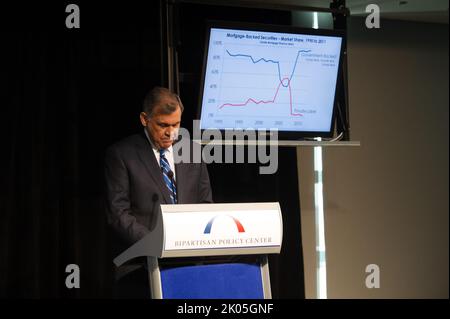 Conférence de presse marquant la publication par la Commission du logement du Centre politique bipartisan de recommandations sur la réforme du système de financement du logement de la nation (« l'avenir de l'Amérique du logement : de nouvelles orientations pour la politique nationale »), avec les dirigeants de la Commission-- L'ancien secrétaire du HUD et ancien sénateur de Floride Mel Martinez, l'ancien secrétaire du HUD Henry Cisneros, l'ancien sénateur du Maine George Mitchell et l'ancien sénateur du Missouri Christopher 'Kit' Bond, parmi les dignitaires présents au Newseum, Washington, D.C. Banque D'Images