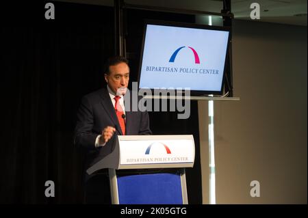 Conférence de presse marquant la publication par la Commission du logement du Centre politique bipartisan de recommandations sur la réforme du système de financement du logement de la nation (« l'avenir de l'Amérique du logement : de nouvelles orientations pour la politique nationale »), avec les dirigeants de la Commission-- L'ancien secrétaire du HUD et ancien sénateur de Floride Mel Martinez, l'ancien secrétaire du HUD Henry Cisneros, l'ancien sénateur du Maine George Mitchell et l'ancien sénateur du Missouri Christopher 'Kit' Bond, parmi les dignitaires présents au Newseum, Washington, D.C. Banque D'Images