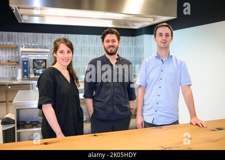 Hambourg, Allemagne. 31st août 2022. Cathy Hutz (de gauche à droite), co-fondatrice et responsable du développement de produits chez Mushlabs, Mazen Rizk, fondateur et PDG de Mushlabs, et Thibault Godard, co-fondateur et responsable de la recherche chez Mushlabs, se trouvent dans la cuisine d'exposition de leur entreprise. La start-up de Hambourg, Mushlabs, produit des substituts de viande à partir de mycélium de champignons. Credit: Jonas Walzberg/dpa/Alay Live News Banque D'Images