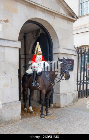 Un soldat monté des Life Guards en service au bâtiment Horse Guards de Whitehall, dans la ville de Westminster, à Londres, en Angleterre, au Royaume-Uni. Banque D'Images