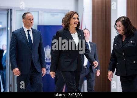 Washington, DC, États-Unis. 09th septembre 2022. Le vice-président des États-Unis, Kamala Harris, au centre, se prépare à signer un livre de condoléances pour rendre hommage à sa Majesté la reine Elizabeth II, décédée le 08 septembre, à l'ambassade britannique à Washington, DC, États-Unis, le 09 septembre 2022. La reine de 96 ans était le plus long monarque de l'histoire britannique. À gauche se trouve le deuxième monsieur Doug Emhoff. Credit: Jim LoScalzo/Pool via CNP/dpa/Alay Live News Banque D'Images