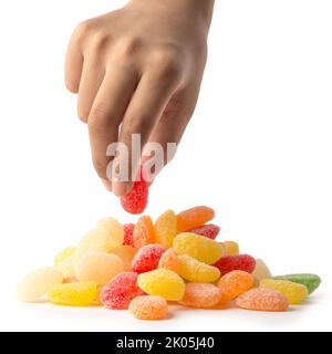 ramassage à la main de jujube, d'une pile de bonbons colorés de type gommeux de confiserie isolée sur fond blanc, gros plan avec la mise au point douce Banque D'Images