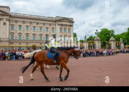 La police montée métropolitaine à la cérémonie de la relève de la garde devant le palais de Buckingham, ville de Westminster, Londres, Angleterre, Royaume-Uni. Banque D'Images