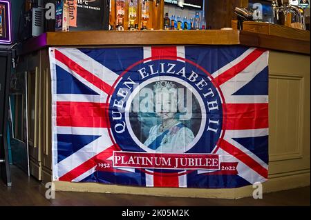 Queen Elizabeth II Platinum drapeau de jubilé de l'Union suspendu d'un bar de pub après la mort de la reine Banque D'Images