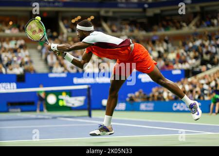 New York, États-Unis, 9th septembre 2022. FRANCES Tiafoe, JOUEUR DE tennis AMÉRICAIN, en action lors du tournoi de l'US Open au Billie Jean King National tennis Center le vendredi 09 septembre 2022. © Juergen Hasenkopf / Alamy Live News Banque D'Images