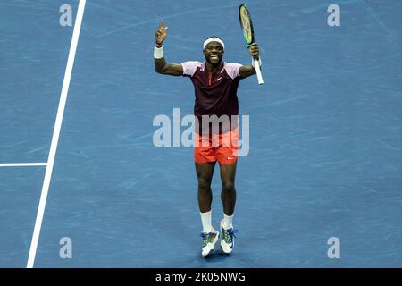 New York, États-Unis. 09th septembre 2022. Frances Tiafoe réagit au cours de la demi-finale des championnats américains d'Open contre Carlos Alcaraz, d'Espagne, au centre national de tennis de l'USTA Billie Jean King à New York, sur 9 septembre 2022. (Photo de Lev Radin/Sipa USA) crédit: SIPA USA/Alay Live News Banque D'Images