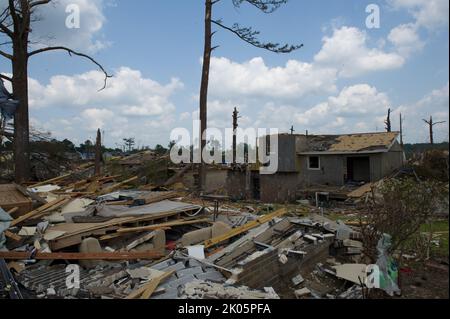 Le secrétaire Shaun Donovan en visite en Alabama pour voir les dégâts, les efforts de rétablissement dans le sillage de la tornade Tuscaloosa-Birmingham. Parmi les officiels qui accompagnaient le secrétaire Donovan lors de la visite du complexe de logements publics de Rosedale courts de Tuscaloosa et d'autres sites endommagés, on comptait le sénateur de l'Alabama Richard Shelby, la députée d'Alabama Terri Sewell, le maire de Tuscaloosa Walter Maddox, le directeur de l'Alabama Jim Bayard et le directeur exécutif de la Fédération des coopératives du Sud Ralph Paige. Banque D'Images