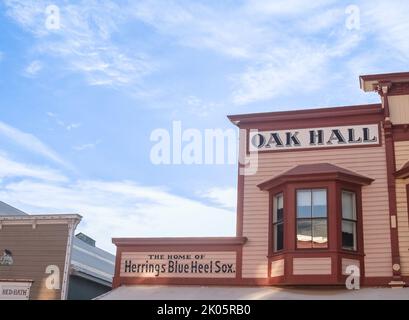 Dawson, territoire du Yukon, Canada - 4 août 2008; enseignes et façades supérieures d'immeubles de la rue Banque D'Images