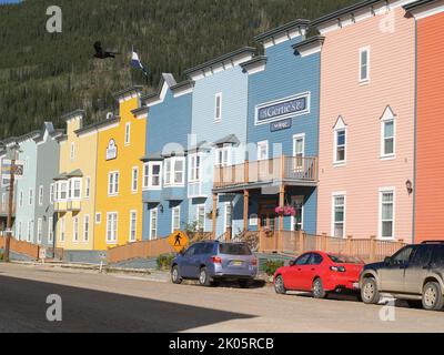 Dawson City territoire du Yukon, Canada - 4 août 2008; bâtiments peints de couleurs vives accrocheurs dans la rue de la ville Banque D'Images