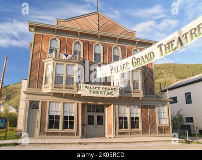 Dawson City territoire du Yukon, Canada - 4 août 2008; élégant bâtiment en bois abritant le Grand Théâtre du Palais dans la rue de la ville. Banque D'Images