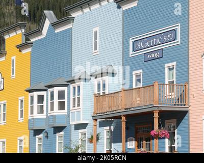 Dawson City territoire du Yukon, Canada - 4 août 2008; bâtiments peints de couleurs vives accrocheurs dans la rue de la ville Banque D'Images