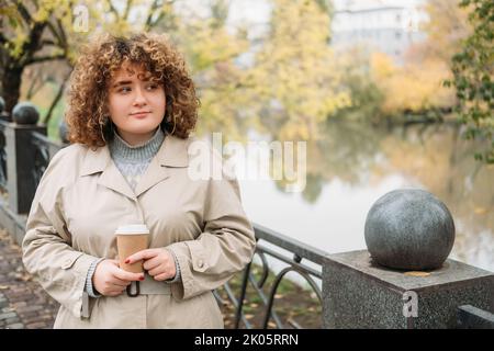 promenade en remblai parc d'automne café femme rivière Banque D'Images