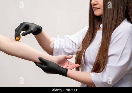 miel cirage naturel d'enlèvement de cheveux gants femme bras Banque D'Images